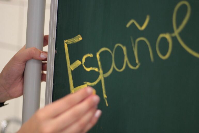 Online Spanish language and linguistics tutor with 4 years of international experience! Online Spanish language and linguistics tutor with 4 years of international experience!